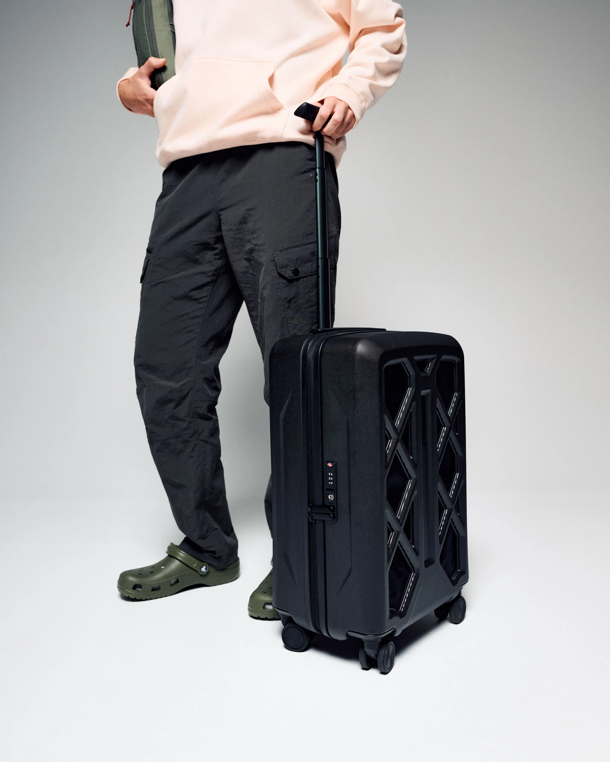 Feather Flight® Carry-On Spinner - 40L - Black Stingray - Image 7